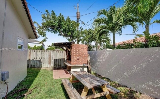 Building Photo - 2509 NE 35th Dr