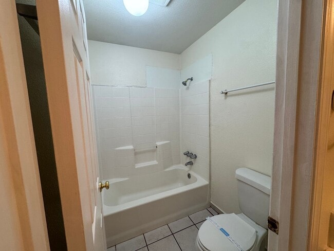 Building Photo - NE Bakersfield home with a sunroom!