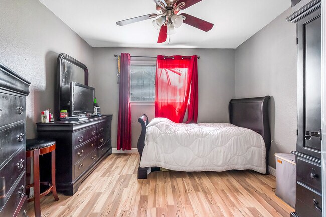 Building Photo - 127 Meadow Path Dr