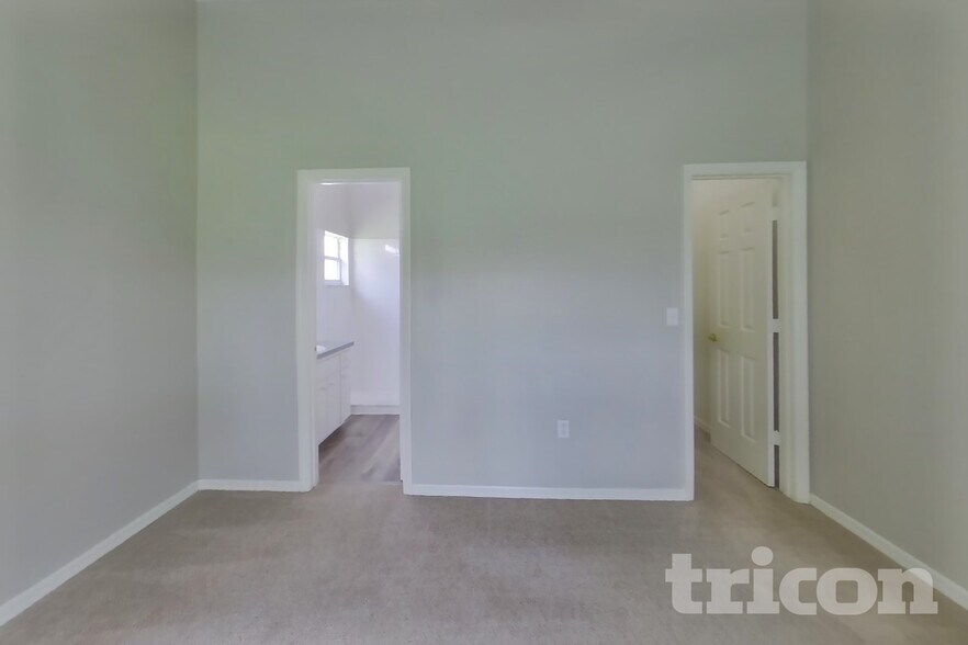 Building Photo - 7833 Manor Dr