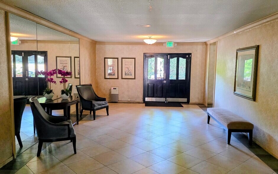 Lobby - 1222 N Olive Dr