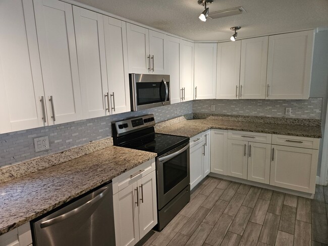 Building Photo - Stunning Jungle Terrace Oasis: Renovated 4...