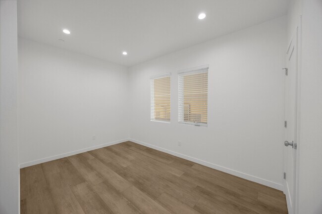 Building Photo - 308 N Catalina Ave