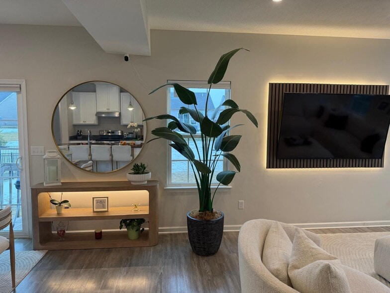 Building Photo - 585 Bermuda Way