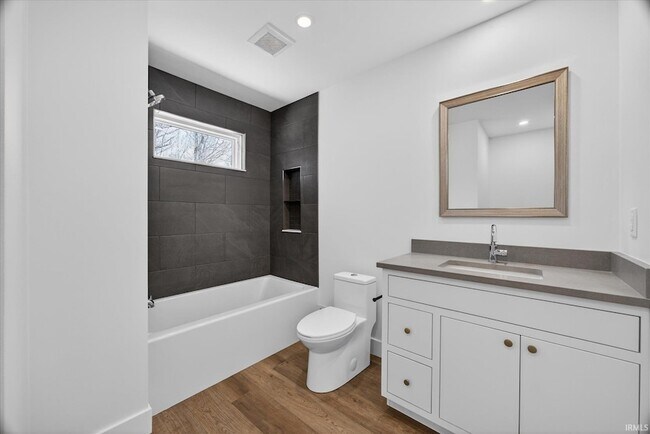 Building Photo - 4620 S Woodbine Dr