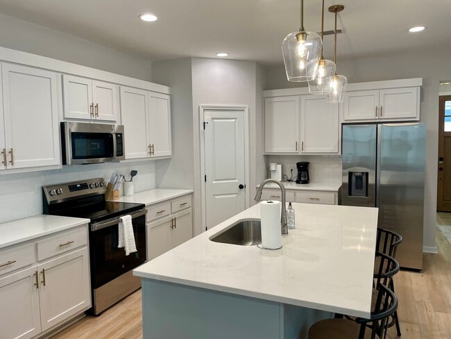 Building Photo - Great 5 Bedroom in Oxford Commons