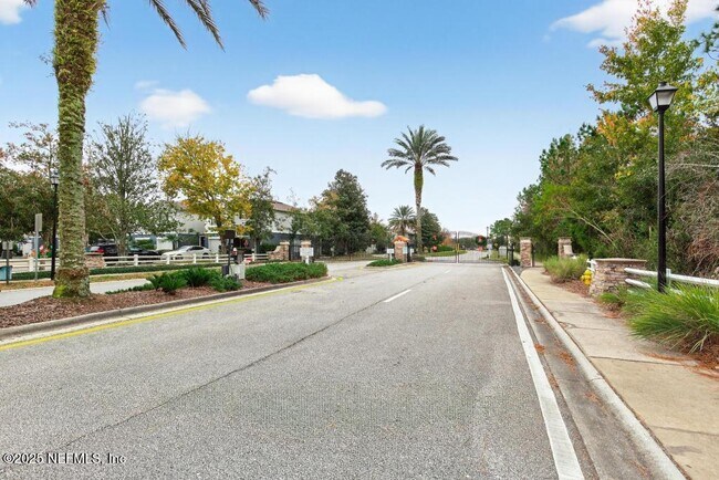 Building Photo - 411 Walnut Dr