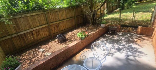 Building Photo - Great private home convenient to I40, Airport and Farmers Market