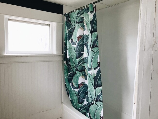 Building Photo - 2 Bed 1 Bath Home