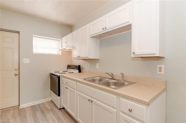 Building Photo - 1443 W 40th St