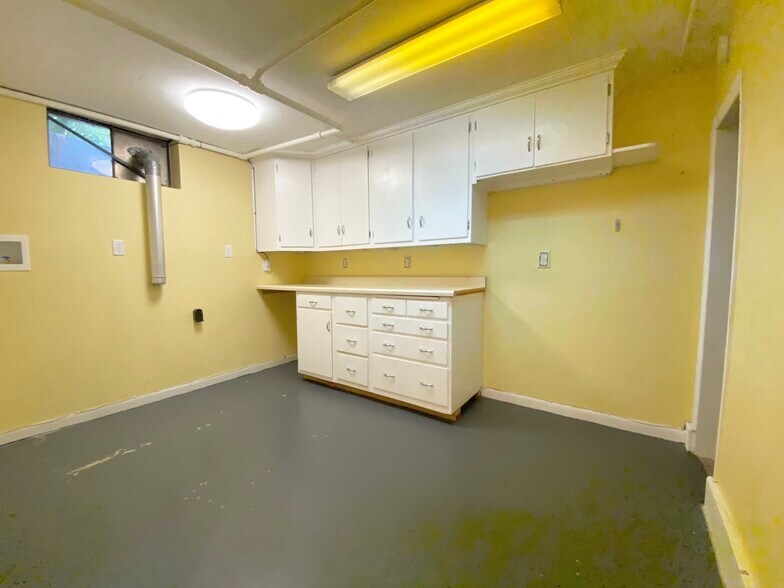 Laundry - 2115 Browning Ave S
