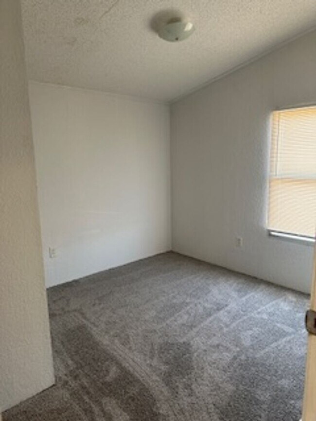 Building Photo - 3/2 single wide; all appliances provided