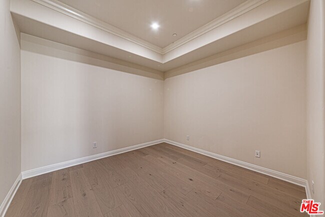 Building Photo - 143 N Arnaz Dr