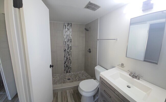 Building Photo - 308 Miracle Strip Pkwy SW