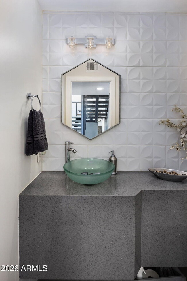 Building Photo - 8633 E Monterosa Ave