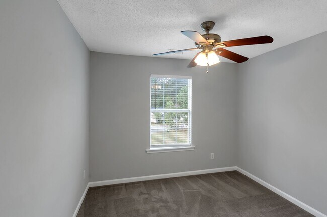 Building Photo - 4 Bedroom 3 bath Gorgeous Home