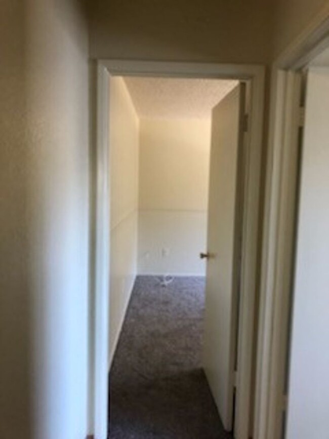 Building Photo - Modesto, 3 bedroom 2 bathroom with a 2 car...