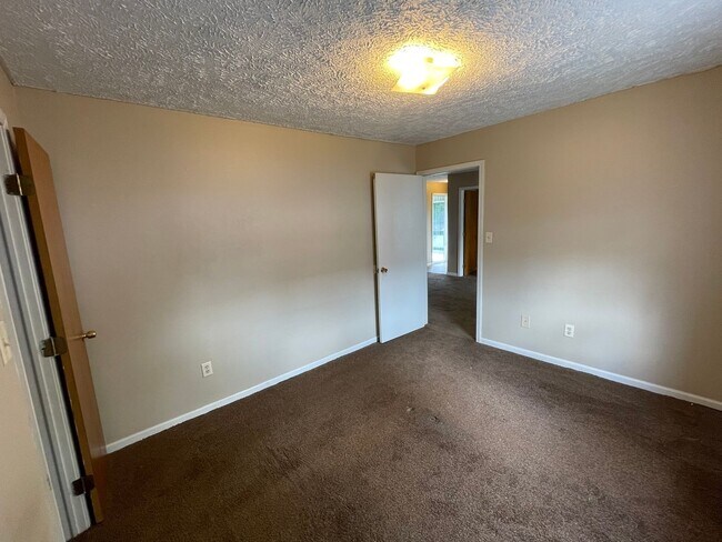 Building Photo - 1500 W Memorial Dr