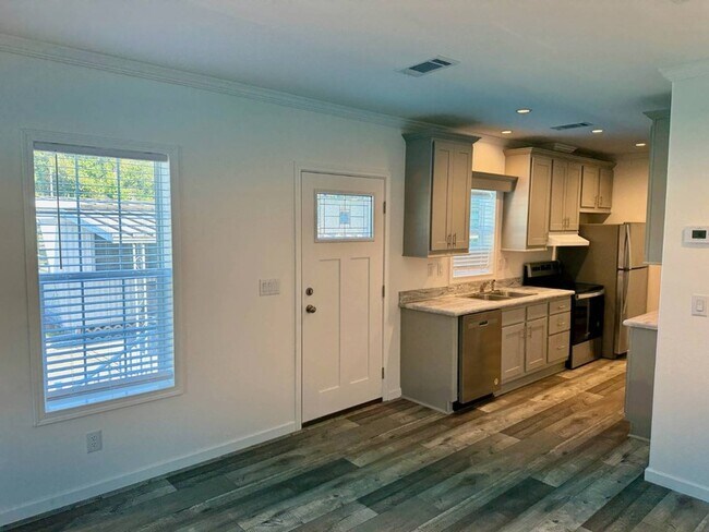 Building Photo - 843 E Colonial Cir