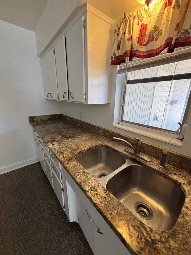 Building Photo - 172 38th Ave SE