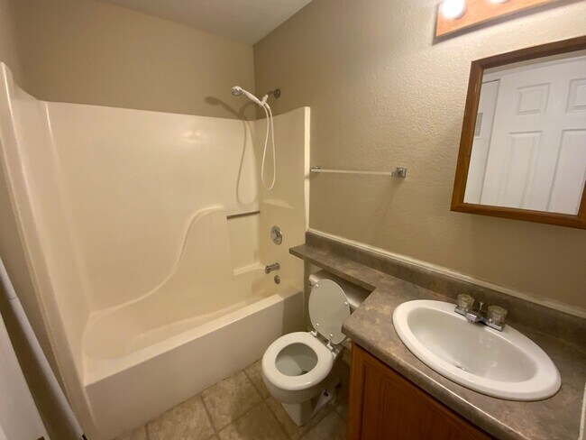 Building Photo - 3 Bedroom 2 Bathroom Duplex
