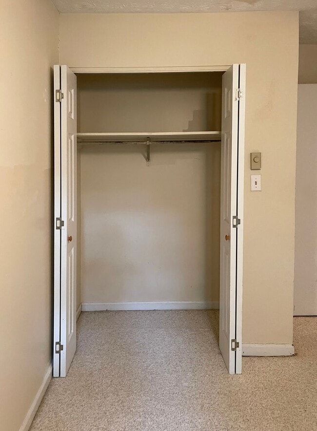 Building Photo - SPACIOUS TOWNHOME near Downtown! Washer/Dryer Included; Off-Street Parking