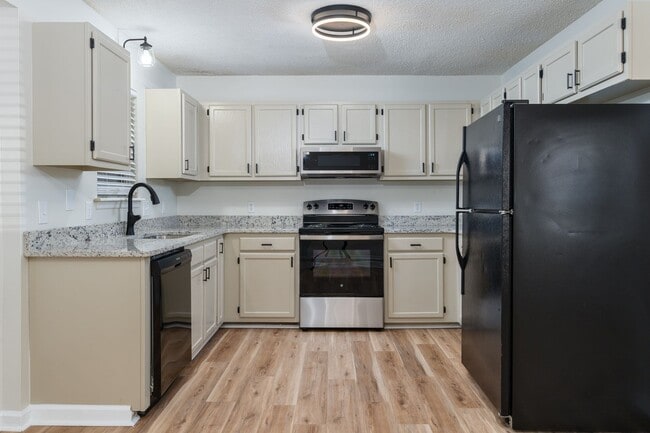 Building Photo - Beautifullly renovated home with easy access to I-26