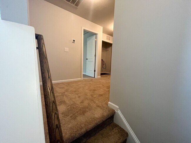 Building Photo - Beautiful 3 bedroom, 2 1/2 bathroom home i...