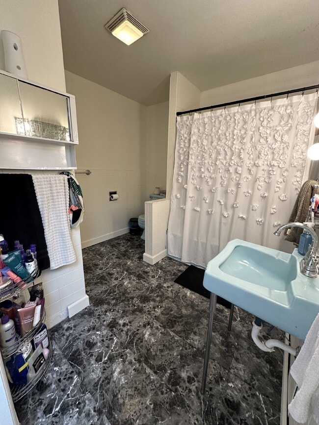 Building Photo - 3 Bed 1 Bath overlooking historic Grand Av...