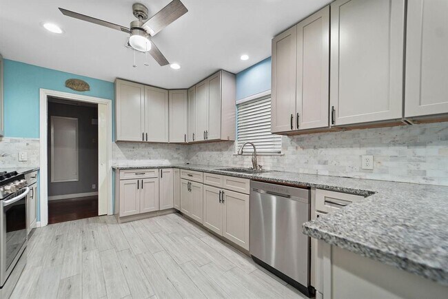 Building Photo - 2210 San Jacinto Dr