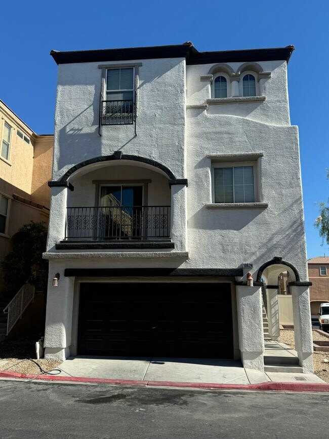 Primary Photo - Spacious Tri-Level Home with 4 Bedrooms & ...