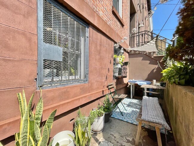 Building Photo - 278 3rd St
