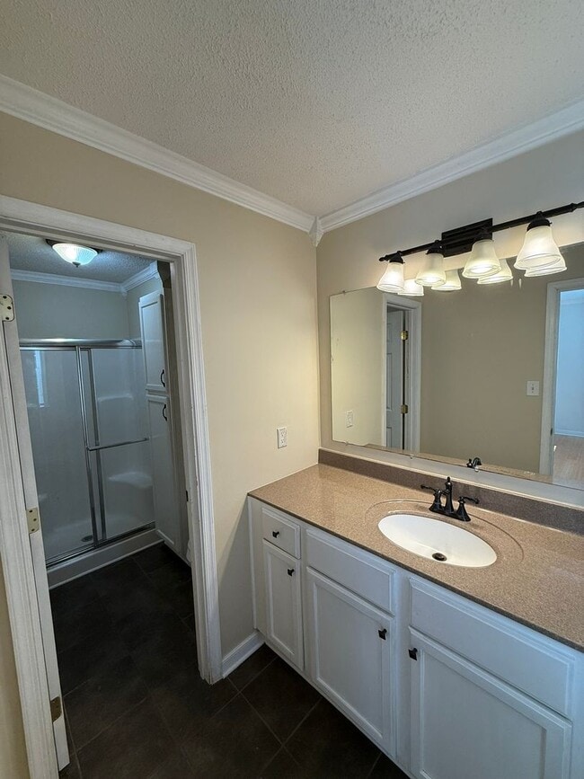 Building Photo - 3-bedroom 3.5 bath townhouse $500 off first month's rent