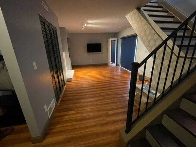 Building Photo - Spacious Townhome 2Bed/1Bath- Available July 1