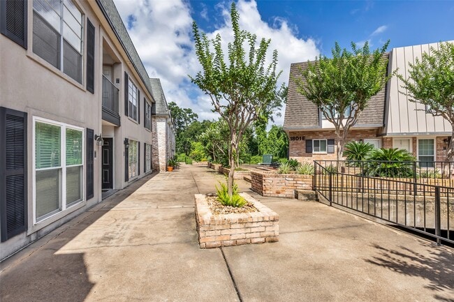 Building Photo - 1800 Stoney Brook Dr