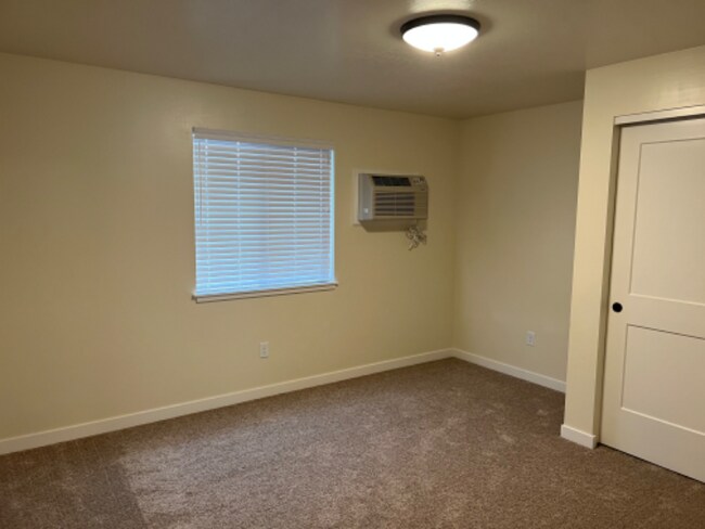 Building Photo - 31 Elm St