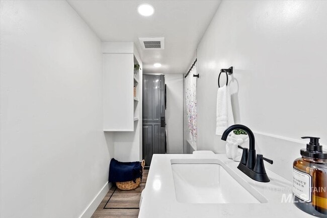 Building Photo - 362 London St