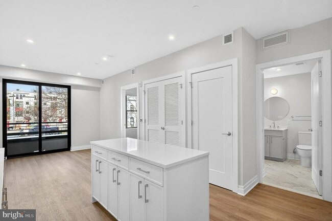 Building Photo - 811 S Columbus St