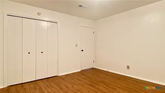 Building Photo - 505 Buttercup Ln