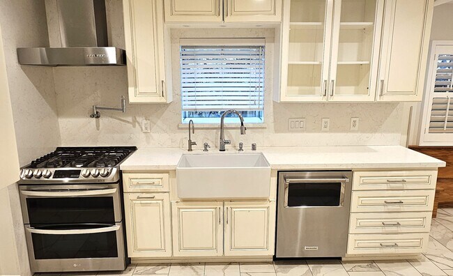 Building Photo - Stunning 3 Bedrooms, 2 Baths Valley Village home with detached, private Recording Studio