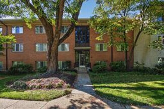 Building Photo - Fabulous 2BR/1BA Top Floor Condo in Grosve...