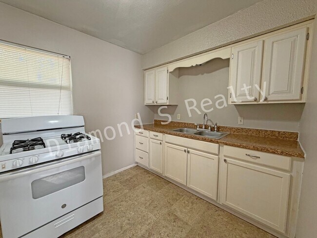 Building Photo - JUST REDUCED!  2 Bedroom House with Large ...