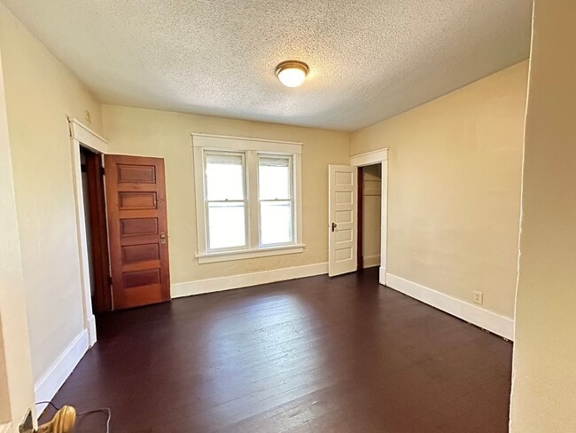 Building Photo - Large 2 bedroom house $750