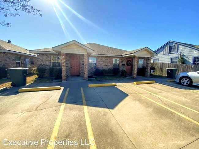 Building Photo - Spacious 2-Bedroom Duplex Near McNeese Sta...