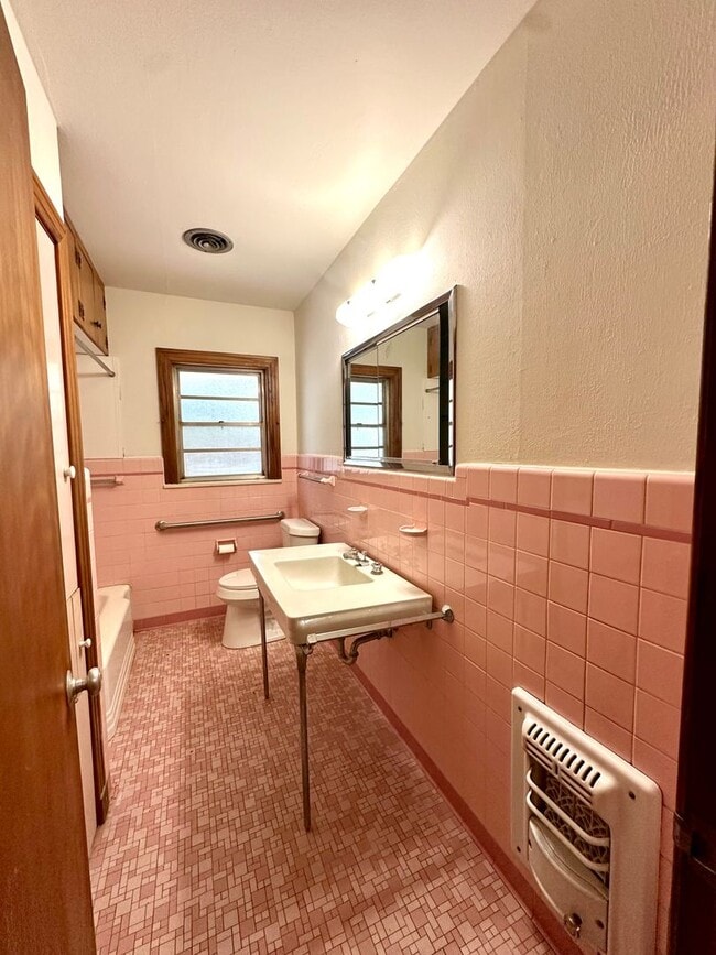 Building Photo - MOVE IN SPECIAL!!!! Charming 3-Bedroom, 2-Bathroom, 2,200 Sq. Ft. Home in Broadmoor Subdivision