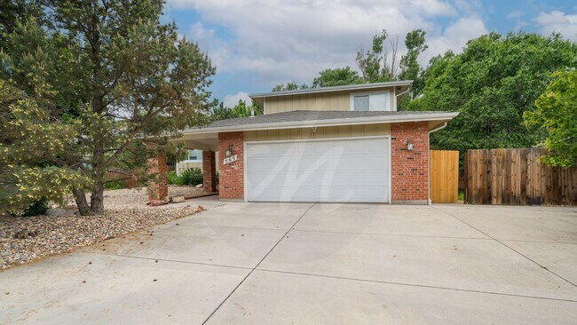 Building Photo - Beautiful Four Bedroom Home Near Broadmoor Bluffs