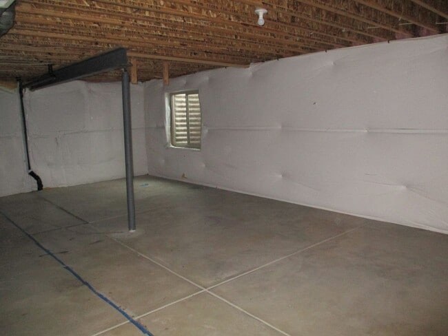 Building Photo - Beautiful 3 bedroom, 2.5 bath 2 story home...