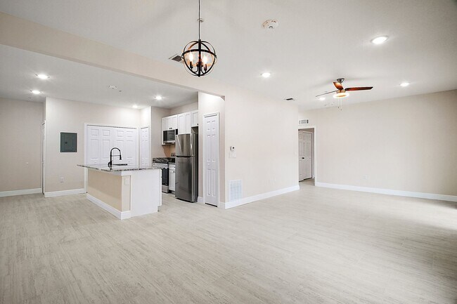 Building Photo - Luxury 2 Bed 2 Bath, Downtown Eustis Full ...