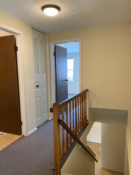 Upstairs hallway w/linen closet - 6005 Black Oak Dr