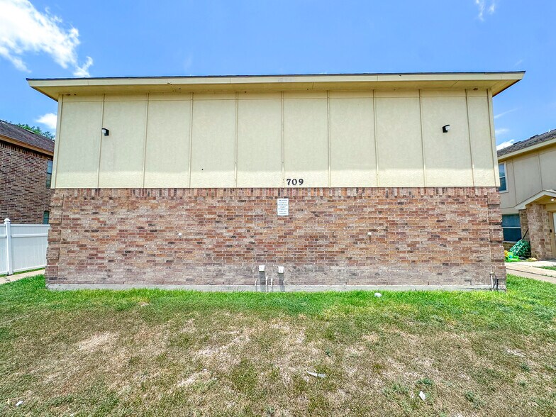 Building Photo - 709 Sonesta Dr